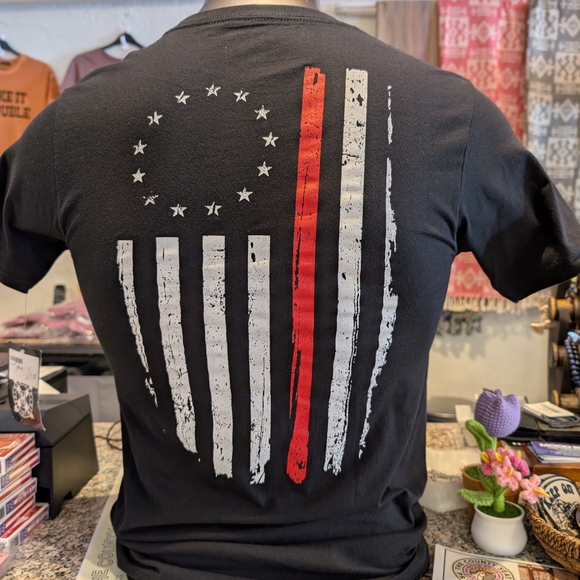 Mens Size Small Black Howitzer Crew Neck Tee with Flag Design - Picture 1 of 3